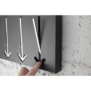 Garde-robe murale design 5 flèches en métal teinté noir Garde-robe murale design 5 flèches en métal teinté noir