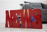 Porte-revues design news en métal coloris rouge