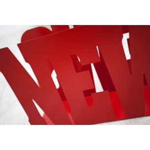 Porte-revues design news en métal coloris rouge Porte-revues design news en métal coloris rouge