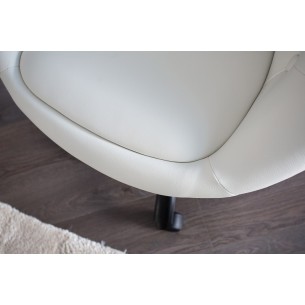 Lot de 2 fauteuils style capitonné en simili cuir coloris blanc Lot de 2 fauteuils style capitonné en simili cuir coloris blanc