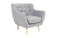 Fauteuil design scandinave en tissu gris claire avec pieds en bois naturel