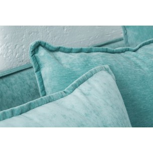Canapé moderne en velour coloris bleu aqua avec des coussins